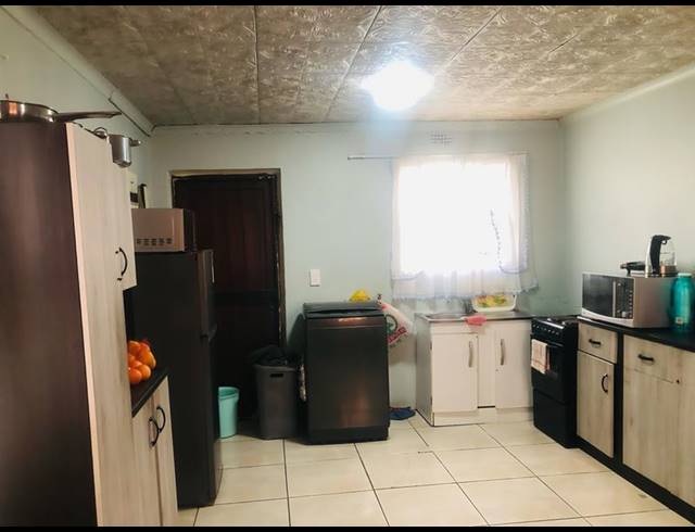 2 BEDROOM HOUSE FOR SALE IN IKWEZI PARK